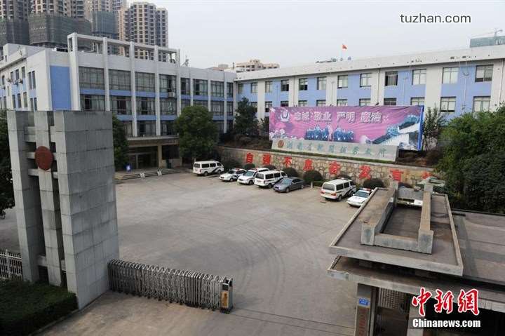 長沙市坪塘勞動(dòng)教養(yǎng)管理所采購我公司定制生產(chǎn)的11KW二用一備自來水加壓泵站一套，本設(shè)備供水范圍為5公里，供水人數(shù)為3600人，目前本自來水加壓泵站運(yùn)行平穩(wěn)，高效節(jié)能，受到了管理所的一致好評(píng)！