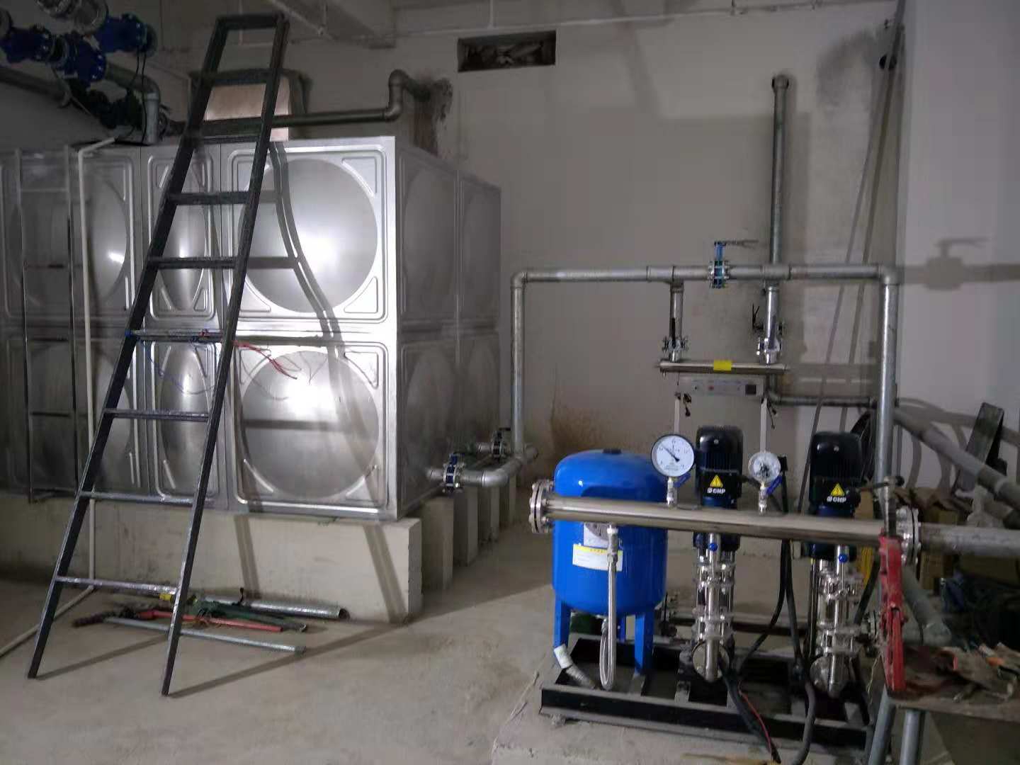 河北唐山達意科技定購恒壓供水設(shè)備+不銹鋼水箱+紫外線消毒器